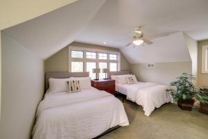 een slaapkamer op zolder met 2 bedden en een plafondventilator bij Jackson Lakefront Getaway with Balcony, Dock Access in Jackson