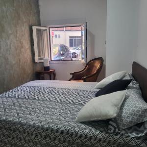 sypialnia z łóżkiem i oknem w obiekcie VOLPI MAZZO w Madrycie