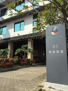 un edificio con un cartello di fronte di R7 Hotel a Kaohsiung