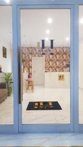 Life Hotel في كازالنووفو دي نابولي: باب زجاجي منزلق مع حصيرة اليوغا في الغرفة