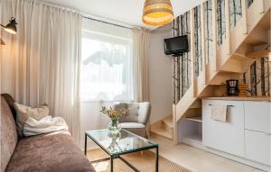 uma sala de estar com um sofá e uma mesa de vidro em 1 Bedroom Pet Friendly Home In Dabki em Dąbki