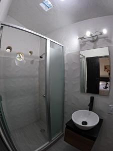 y baño con ducha y lavamanos. en HOTEL CERVECERIA JAMES, en Xilitla