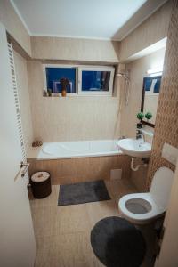 uma casa de banho com uma banheira, um WC e um lavatório. em Luxury Apartments em Selimbar