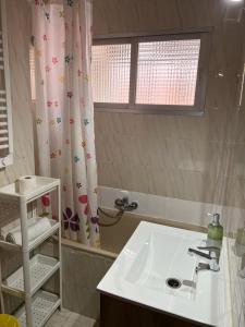 łazienka z umywalką i zasłoną prysznicową w obiekcie C8 Cómodo piso de 3 habitaciones cerca del centro de Madrid w Madrycie