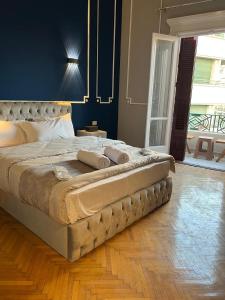 カイロにあるdowntown Family Suitesの大型ベッド1台(タオル2枚付)が備わるベッドルームです。 +163枚の写真