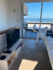 uma sala de estar com vista para o oceano em Miralejos em Punta Del Diablo