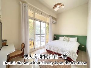 a bedroom with a bed and a window at 永安101 Wing on x 附陽台 in Taitung City