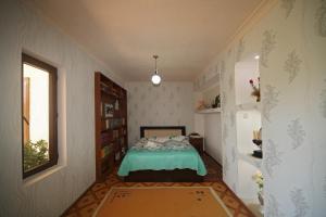 a bedroom with a bed in a small room at VILLA TAMARISI in Rokit'i
