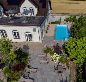 Bazén v ubytování Jarzębinowy Resort & SPA nebo v jeho okolí