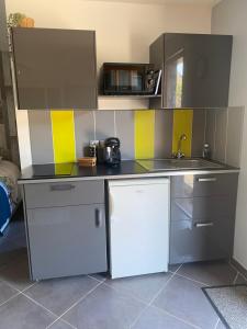 A kitchen or kitchenette at Studio cosy en Normandie