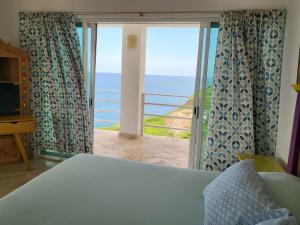 CuatunalcoにあるHotel Luz de Mar ' right on the beachのベッド付きの部屋で、海の景色を望めます。