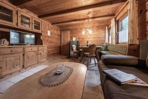 uma sala de estar com um sofá e uma mesa em Holzknechthütte em Mayrhofen