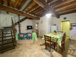 a living room with a table and a couch at La casina delle bimbe in Santa Luce