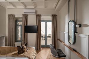 En tv och/eller ett underhållningssystem på Palazzo di Sitia Luxury Suites