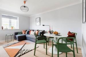 A seating area at Stylish 2 Bed Flat near Station, Parking, Sleeps 6