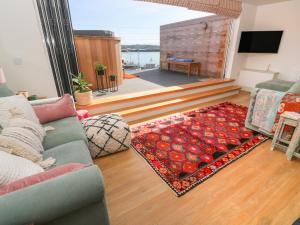 ein Wohnzimmer mit einem Sofa und einem Teppich in der Unterkunft 16 Arwenack Street in Falmouth