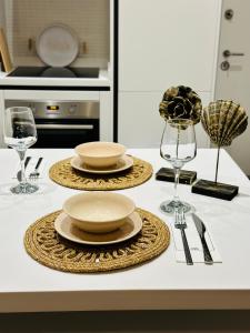 uma mesa com dois pratos e taças de vinho em Otel konforunda Lux Residence em Konak