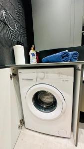 een wasmachine in een keuken met een aanrecht bij Otel konforunda Lux Residence in Konak