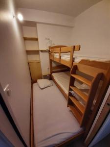 a small room with two bunk beds on a ship at Plein centre de station, au pied du tube in Valberg