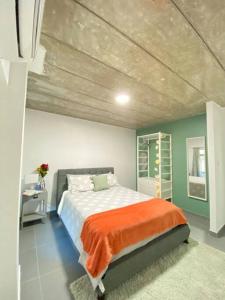 Un pat sau paturi într-o cameră la Ultra Modern Studio Brunch downstairs