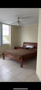 een slaapkamer met een groot bed en een plafondventilator bij Hermoso departamento a pasos de la playa! in Tonsupa