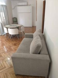 uma sala de estar com um sofá e uma mesa em Monoambiente Palermo temporario em Buenos Aires