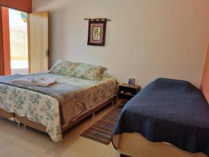 sypialnia z 2 łóżkami i oknem w obiekcie Odara, Pouso e Acolhimento w mieście Pirenópolis