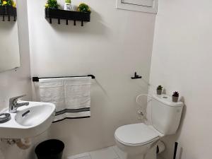 une salle de bain blanche avec toilettes et lavabo dans l'établissement Studio de charme rénové - Fibre- Centre Rabat, à Rabat 12 autres photos