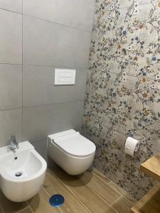 a bathroom with a toilet and a sink at Il Pavone in Taranto
