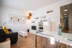 salon z białym stołem i kanapą w obiekcie P2VIL1042 Modern & Cozy Apartment Poble Sec w Barcelonie