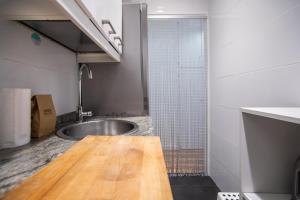 łazienka z prysznicem i drewnianym stołem przed umywalką w obiekcie P2VIL1042 Modern & Cozy Apartment Poble Sec w Barcelonie