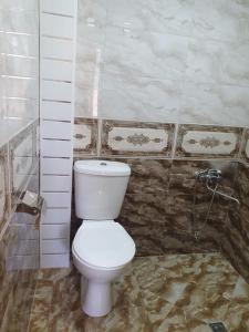 uma casa de banho com um WC branco num quarto em Merys food corner & Hotel em Yeghegnadzor