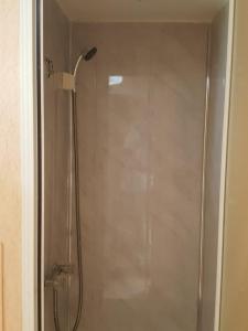 W łazience znajduje się prysznic ze szklanymi drzwiami. w obiekcie 3 bed caravan skegness ingoldmells 137 Sealands w mieście Ingoldmells