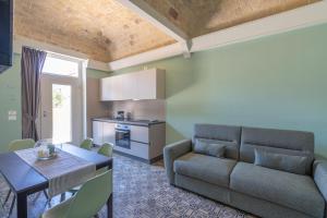 een woonkamer met een bank en een tafel bij VILLA ACTEA in Vasto