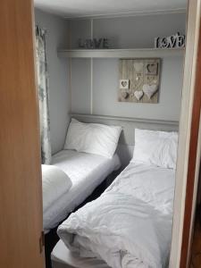 Ένα ή περισσότερα κρεβάτια σε δωμάτιο στο 3 bed caravan skegness ingoldmells 137 Sealands- old caravan hence cheap price !!