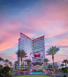 een weergave van het mgm grand hotel en casino bij Scarlet Pearl Casino Resort in Biloxi