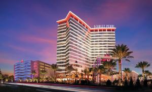 een weergave van een hoog gebouw met palmbomen bij Scarlet Pearl Casino Resort in Biloxi