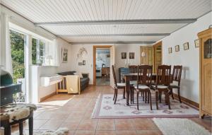 comedor y sala de estar con mesa y sillas en Mlletoften, en Thyholm