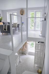 オデッサにあるWhite Door Apartments Heart of Odessa 4の白い床と窓のある白いリビングルーム