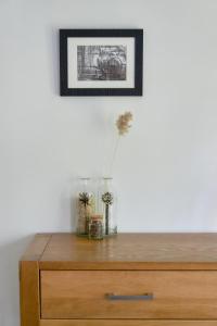 オデッサにあるWhite Door Apartments Heart of Odessa 4の壁画付き木製ドレッサー