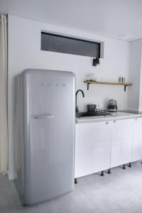 オデッサにあるWhite Door Apartments Heart of Odessa 4の白いキッチン(冷蔵庫、シンク付) +12枚の写真