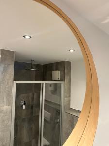 La salle de bains est pourvue d'un miroir et d'une douche. dans l'établissement Seeapartment, à Prien am Chiemsee