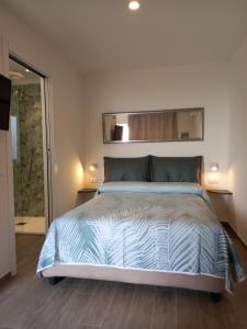 1 dormitorio con 1 cama grande y puerta corredera de cristal en Camping Village Panoramico Fiesole, en Fiesole