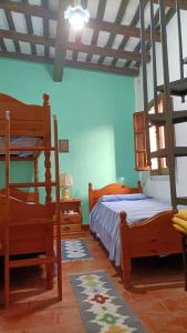 エーリチェにあるCasa Bombonieraの青い壁のベッドルーム1室(二段ベッド2組付)