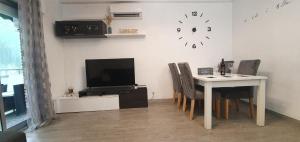 Televízia a/alebo spoločenská miestnosť v ubytovaní Beautiful apartment in the center