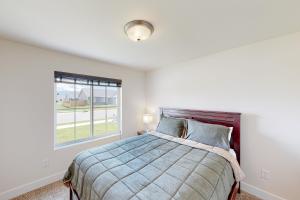 a bedroom with a bed and a window at Bridger View Retreat in Belgrade