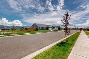 a street with houses and a tree on the side of the road at Bridger View Retreat in Belgrade