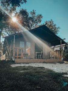 a house with a roof with a sprinkler at Glampingtent - Camping Botniahiem - Damwoude 