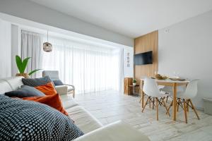 a living room with a couch and a table at Hauzify I Apartament Turismar in Platja  d'Aro
