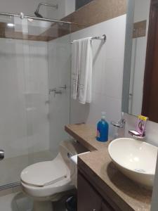 Baðherbergi á Aparta Hotel El Faro Buga